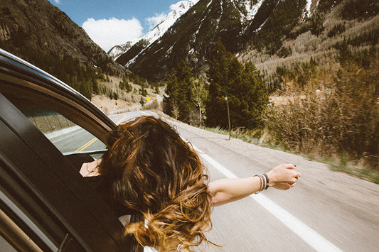 Piernas cansadas en viajes largos: la guía definitiva para cuidar tu circulación durante un road trip